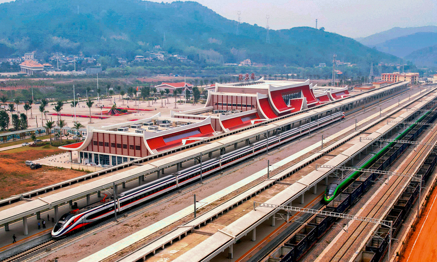 對(duì)向行駛的國(guó)際客運(yùn)列車(chē)“復(fù)興號(hào)”和“瀾滄號(hào)”在磨憨站交匯。楊紫軒攝